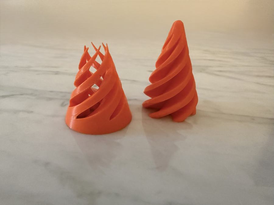 Duo de Cônes Spirale, objet imprimé en 3D — Deux finitions d'un même motif en spirale — l'une ajourée, l'autre pleine.