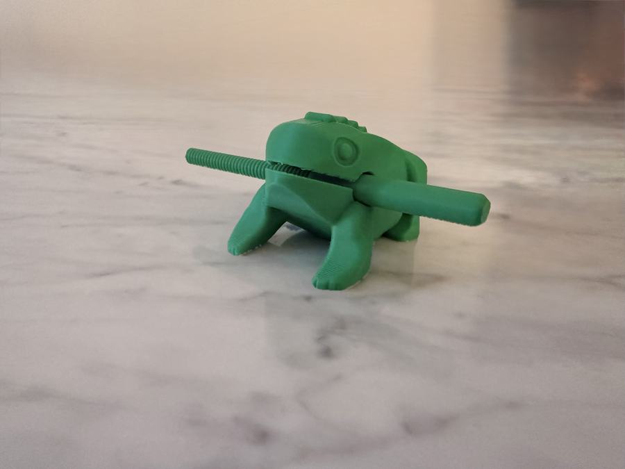 Grenouille Güiro, objet imprimé en 3D — On frotte le bâton amovible sur son dos strié pour imiter son croassement.