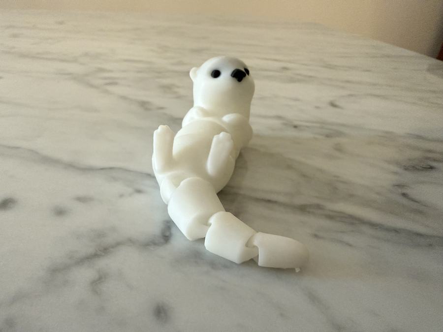 Bébé Loutre Articulée, objet imprimé en 3D — Petite loutre flexible, elle se love dans la main.