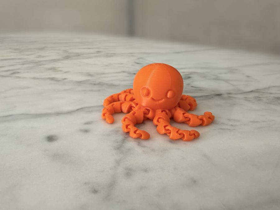 Poulpe Articulé, objet imprimé en 3D — Poulpe souriant aux tentacules flexibles, imprimé sans assemblage.