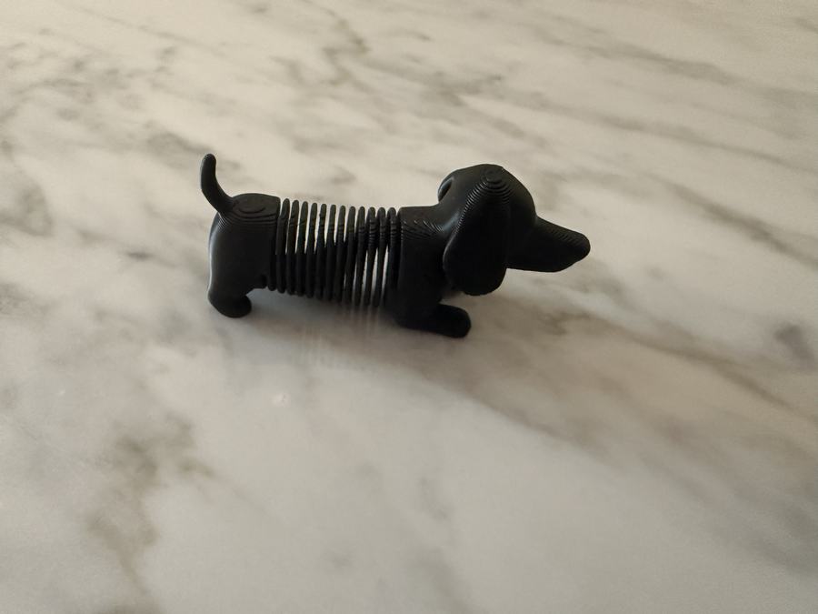 Teckel à Ressort, objet imprimé en 3D — Chien-saucisse au corps extensible façon ressort, pour le bureau.